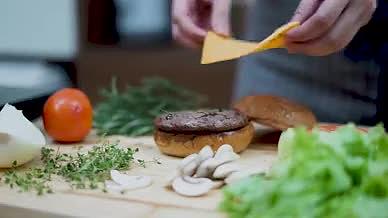 美食汉堡制作过程视频的预览图